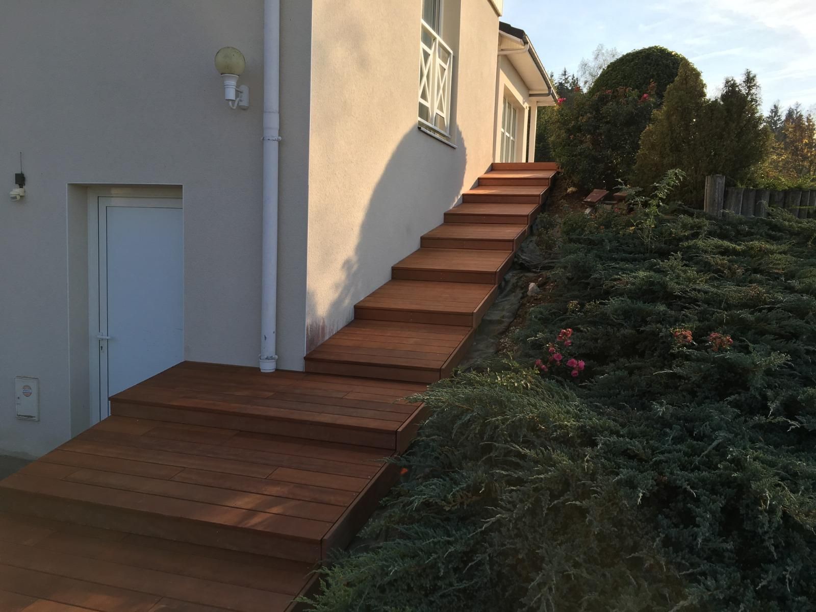 Escaliers le long d'une maison