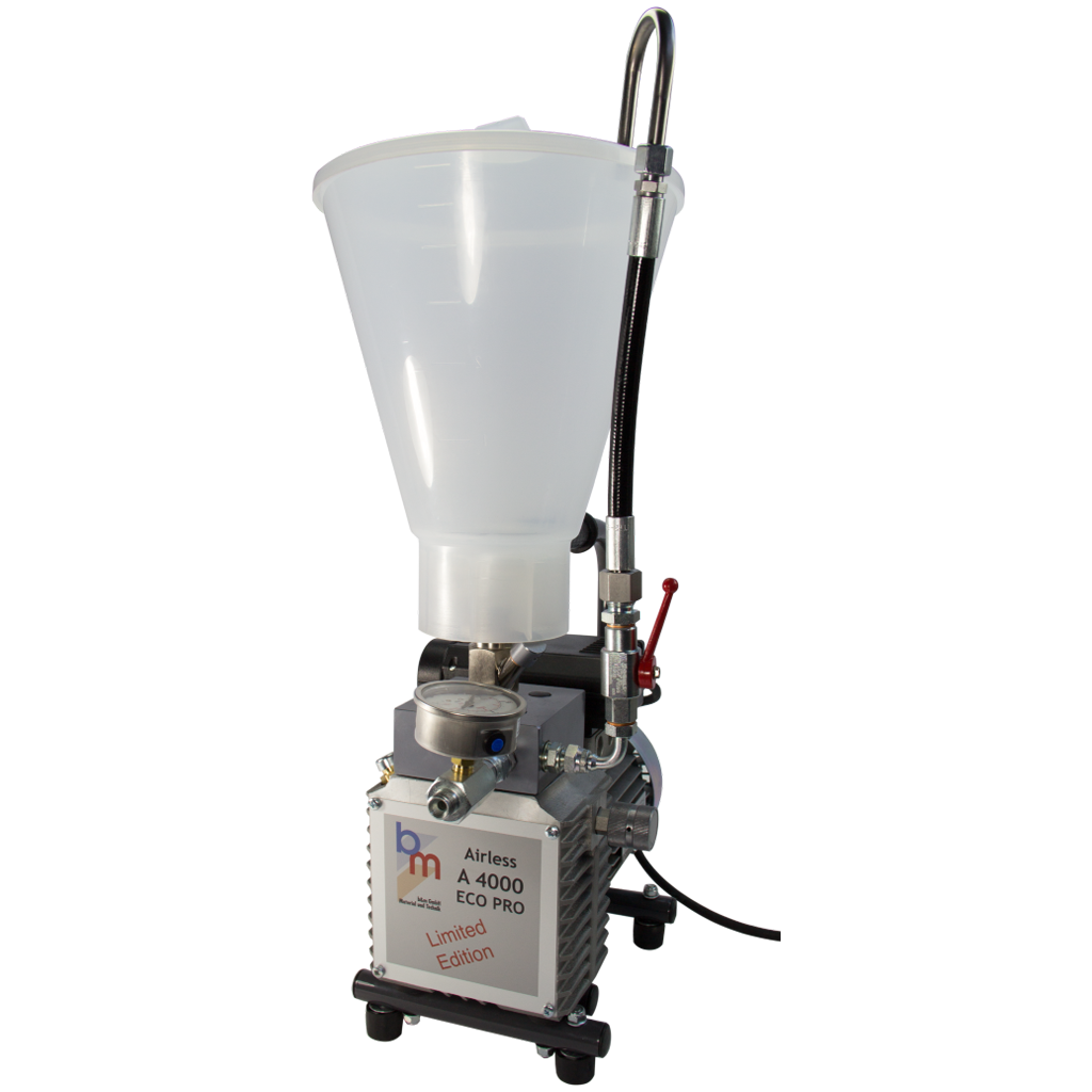 Industriemaschine mit großem weißen Trichter und Metallkomponenten auf weißem Hintergrund