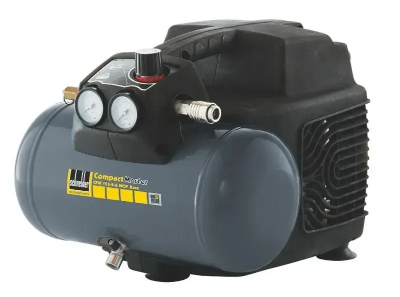 Schwarzer Luftkompressor mit zwei Manometern, großem Tank und belüftetem Motorgehäuse auf weißem Hintergrund