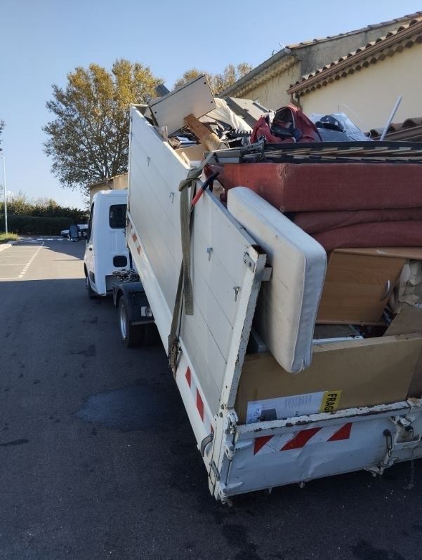 Benne jaune devant une maison