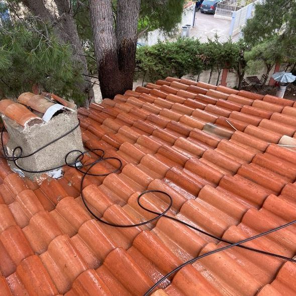 Toit en tuiles en terre cuite nettoyé