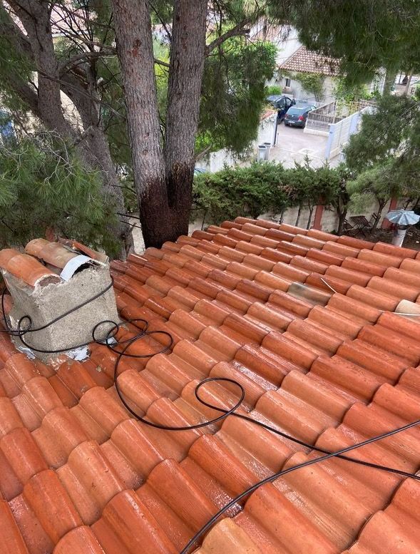 Toit en tuiles en terre cuite nettoyé