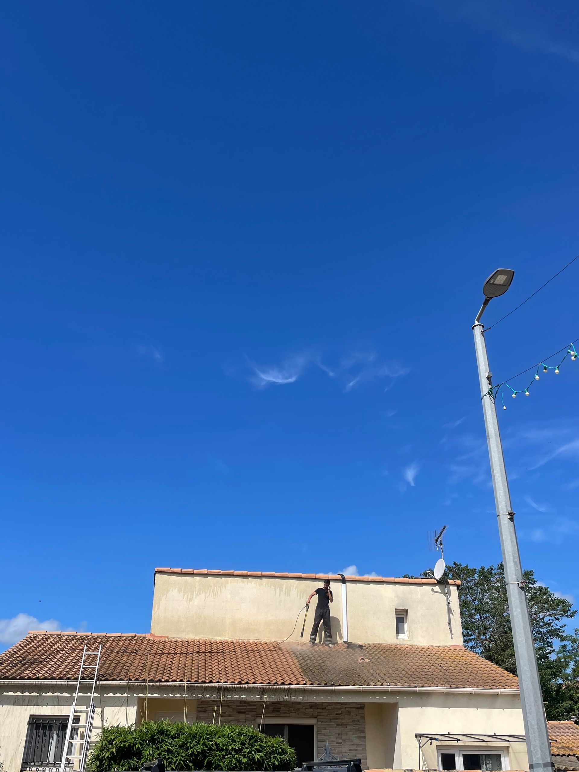 Professionnel en train de nettoyer un toit