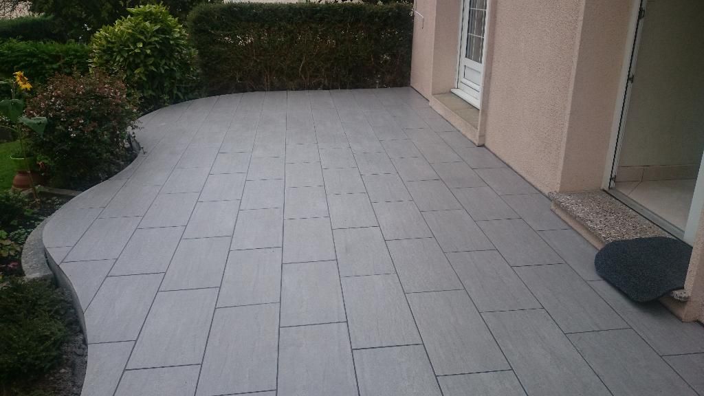 Dallage en pierre grise sur une terrasse d'un client de l'entreprise