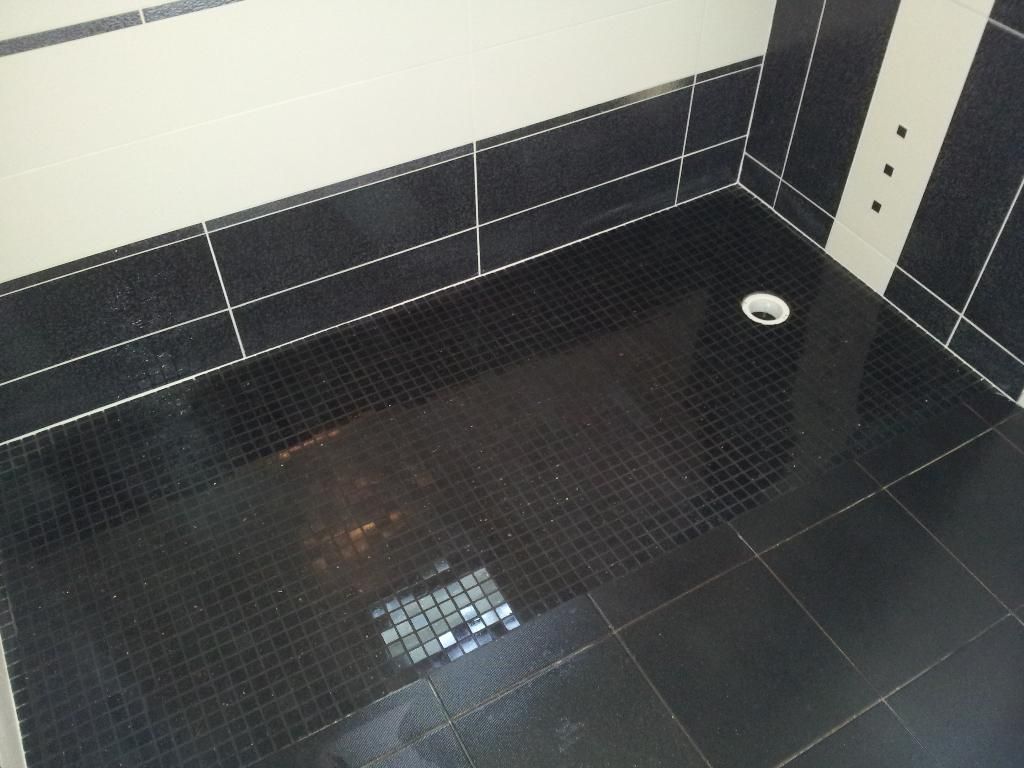 Création d'une douche à l'italienne noire et blanche par l'entreprise