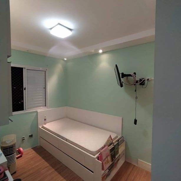 Un dormitorio con una cama individual y una ventana.