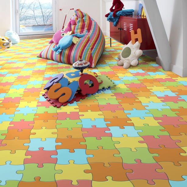 Una habitación infantil con un suelo de rompecabezas de colores