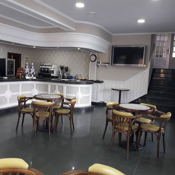 Un restaurante con mesas y sillas y un bar.