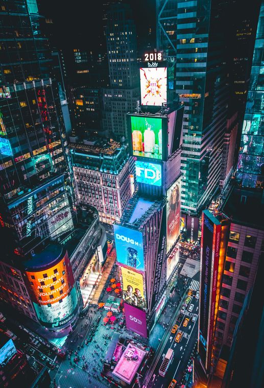 Vista aérea nocturna de Times Square, en la ciudad de Nueva York, con brillantes letreros de neón y luces