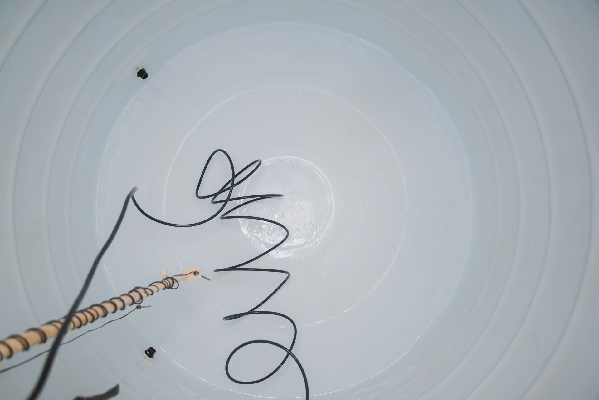 Technician repairing water heater thermostat – Doha maintenance service