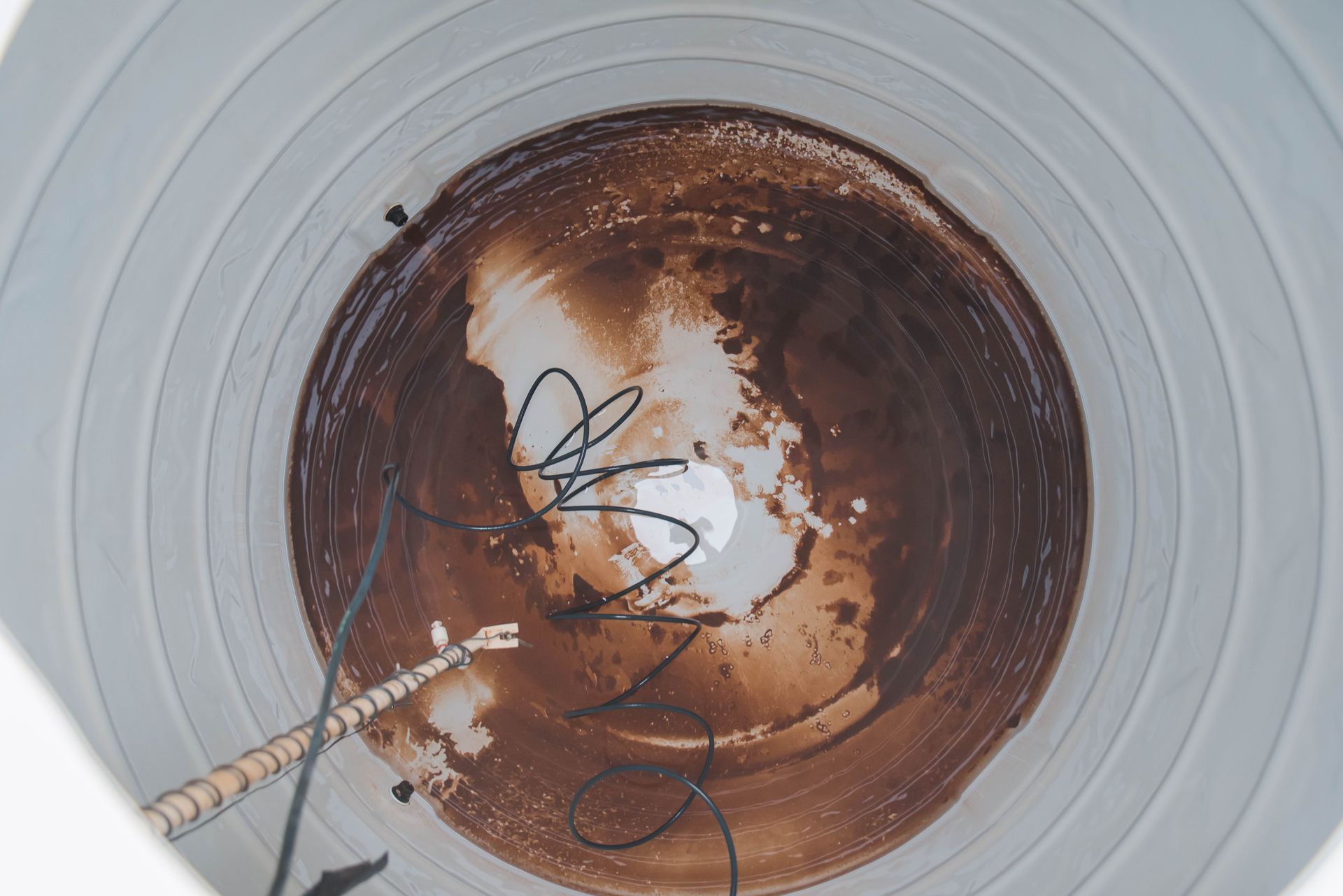 Technician repairing water heater thermostat – Doha maintenance service