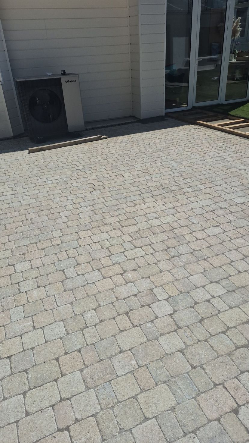 Pavés en damier gris et noir avec des taches beiges éparses
