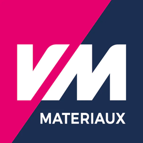 Logo VM Matériaux en blanc sur fond diagonal magenta et marine