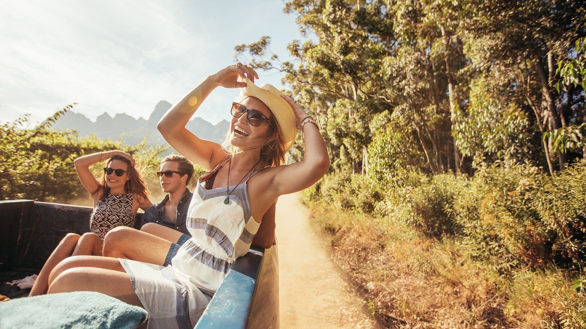 Un grupo de personas están sentadas en la parte trasera de un camión.