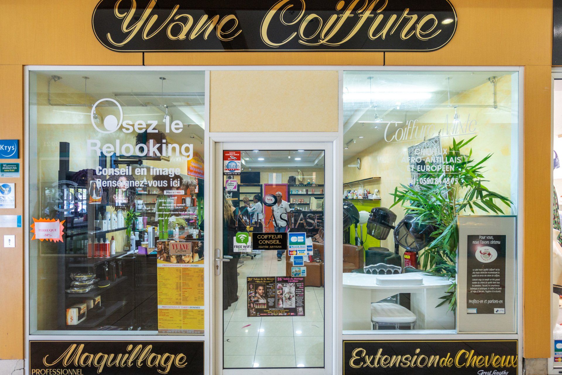 Les belles vitrines du soln de coiffures Yvane Coiffure