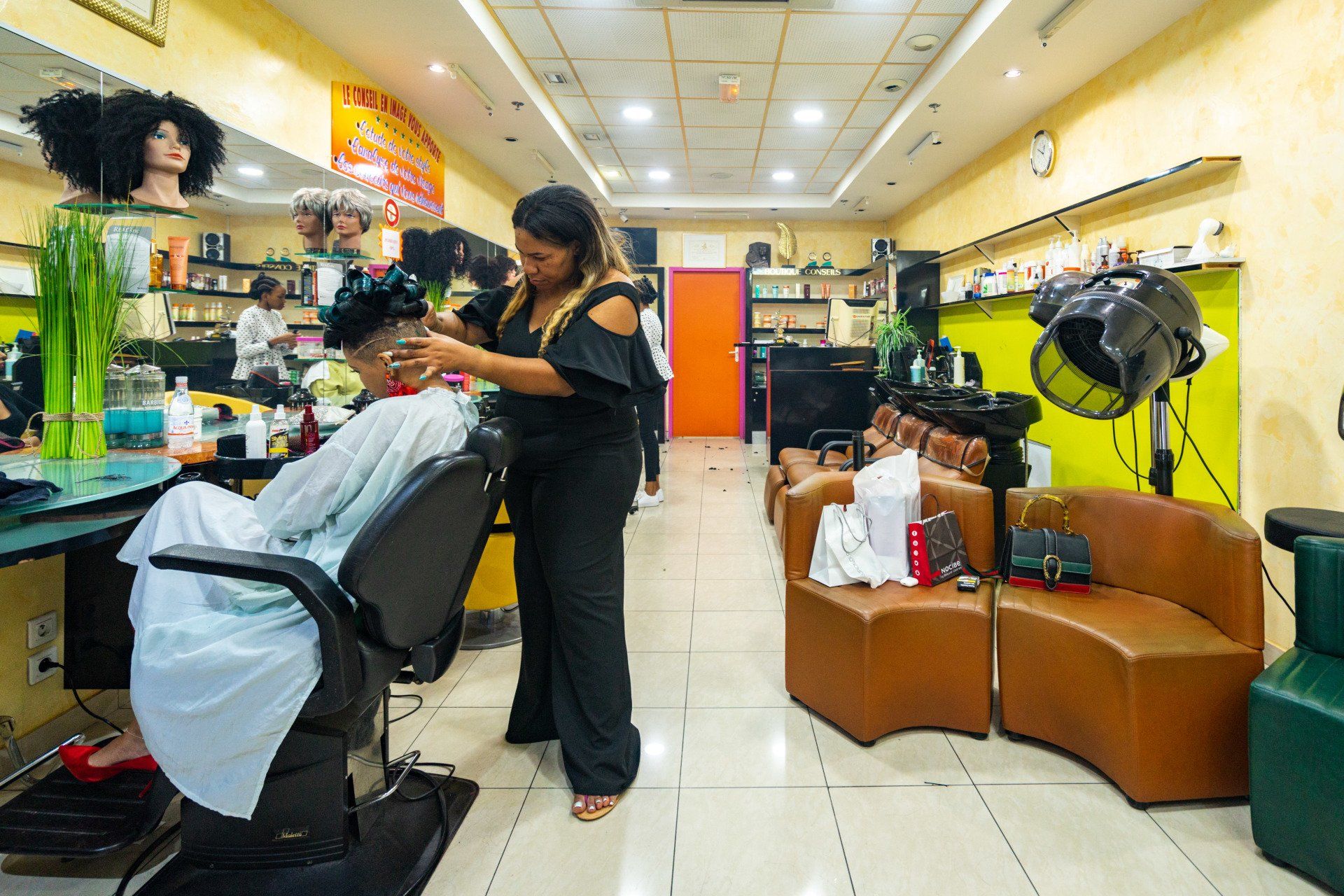 Vue du salon de coiffure et des équipements