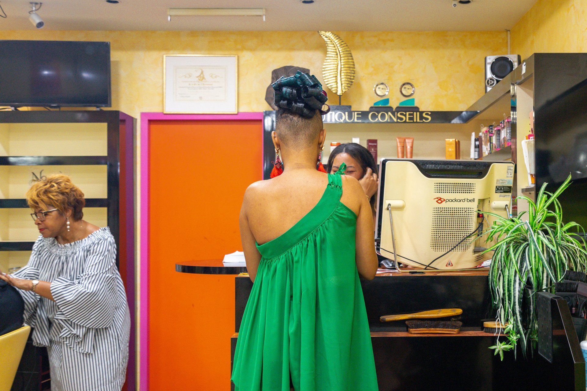 Une cliente à la réception