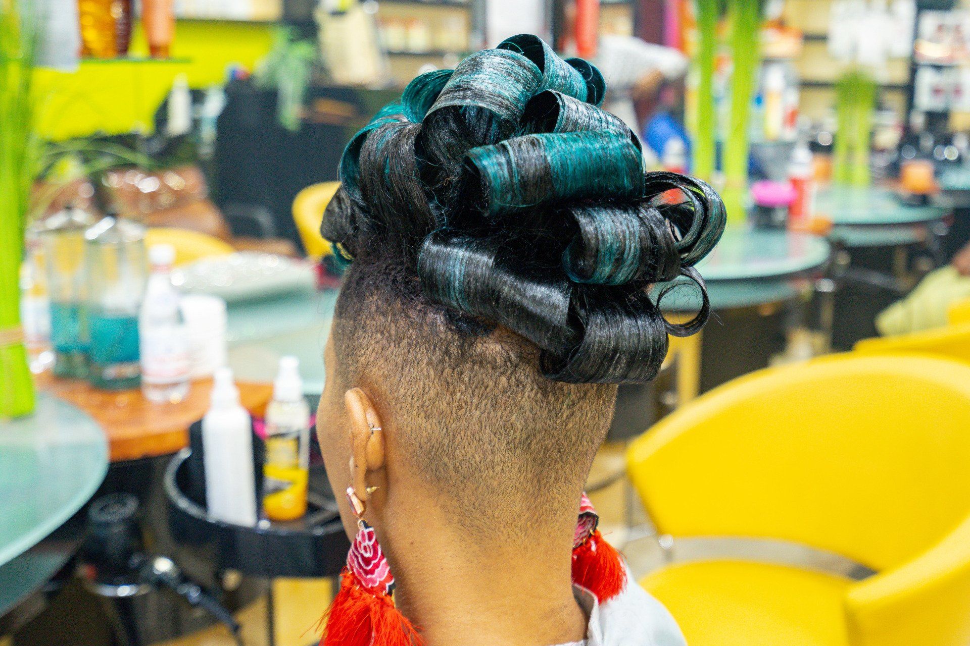 brushing de cheveux sur la tête d'une cliente