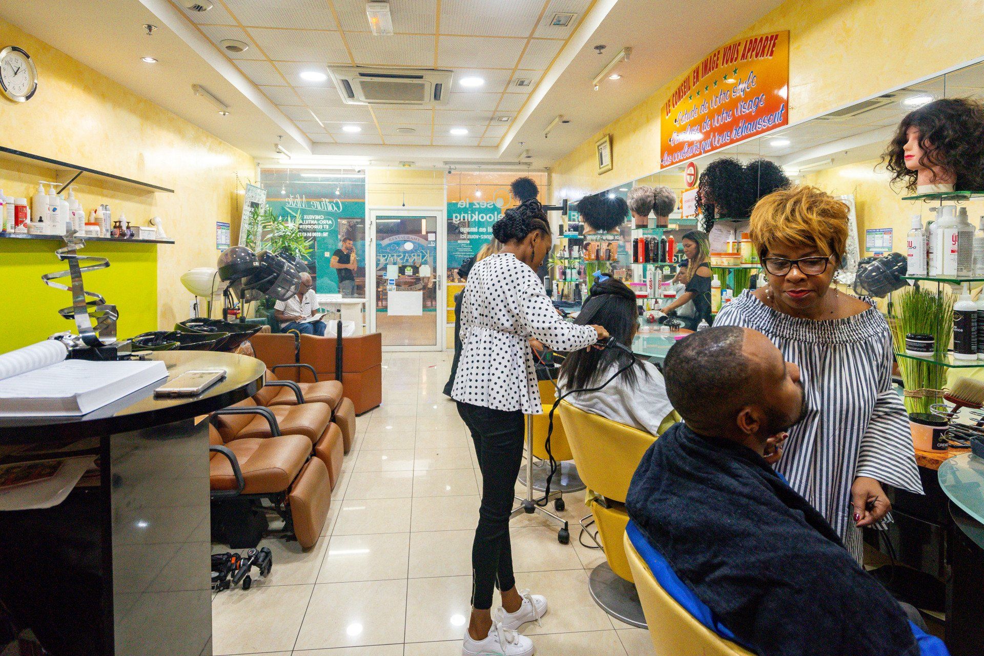 Vue du salon de coiffure avec les coiffeuses en action
