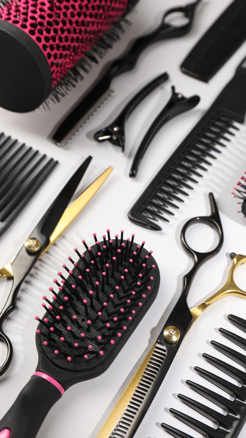 Brosses à cheveux, peignes et outils de coiffure assortis sur fond blanc