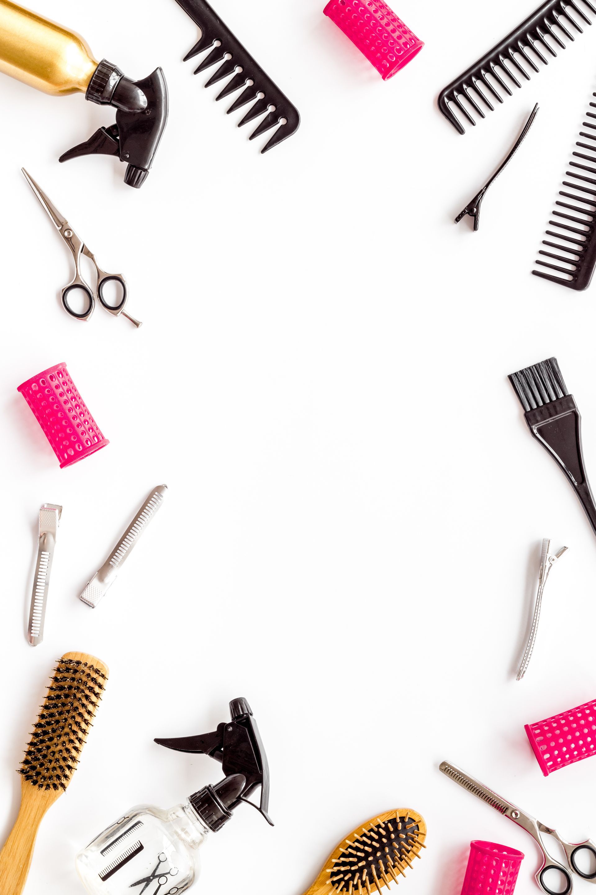 Outils et brosses de salon disposés autour d'un espace central blanc sur un fond uni