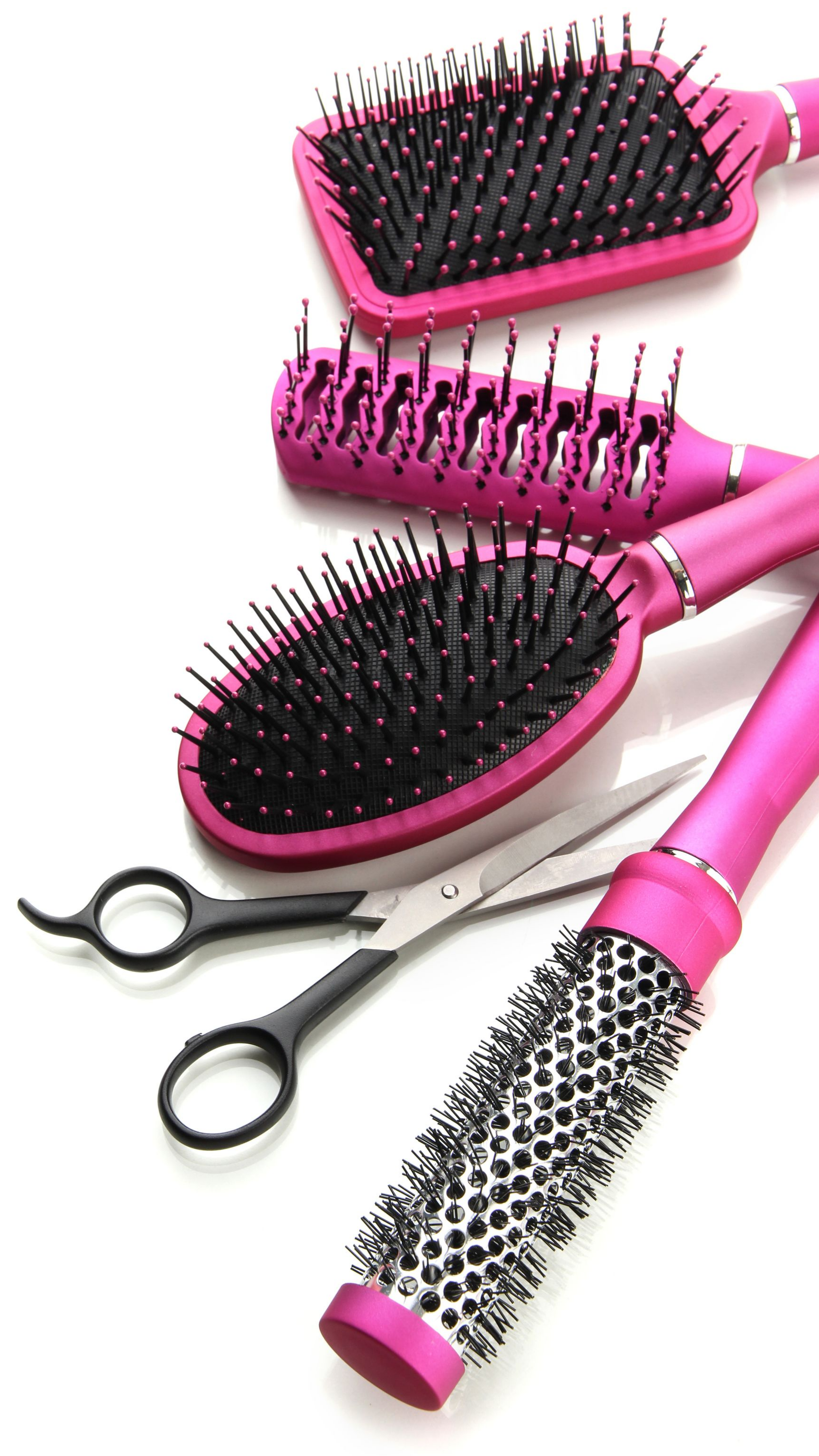 Brosses à cheveux roses et noires assorties sur fond blanc