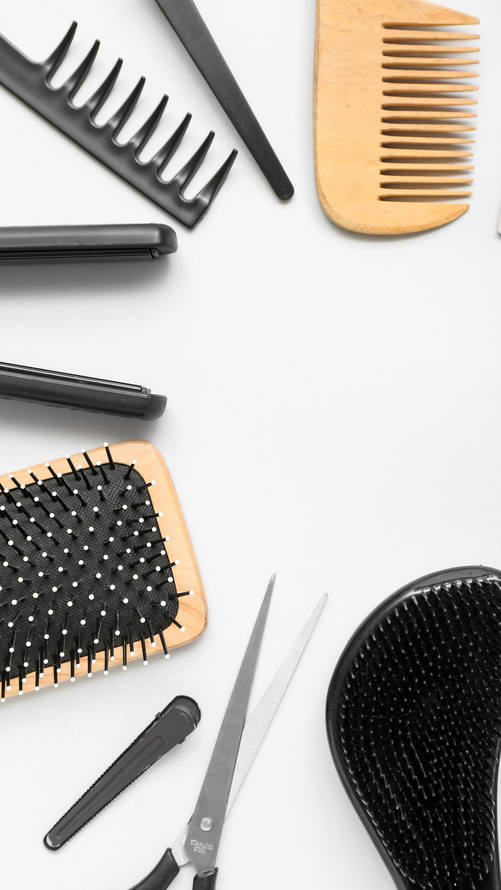 Brosses et peignes à cheveux assortis disposés sur un fond blanc