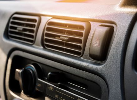 Un primer plano de un respiradero en un automóvil.