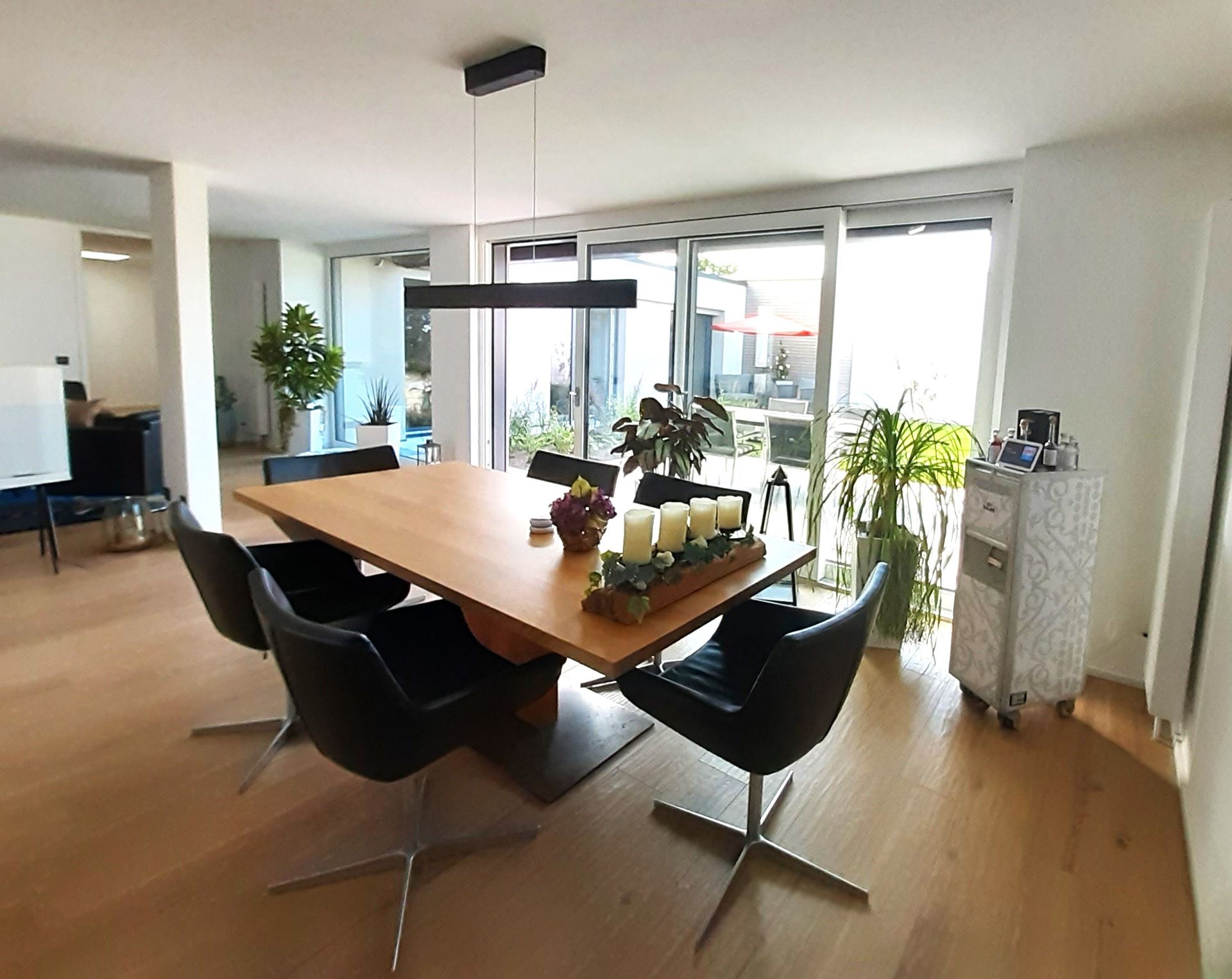 Ein Esszimmer mit einem Holztisch und Stühlen