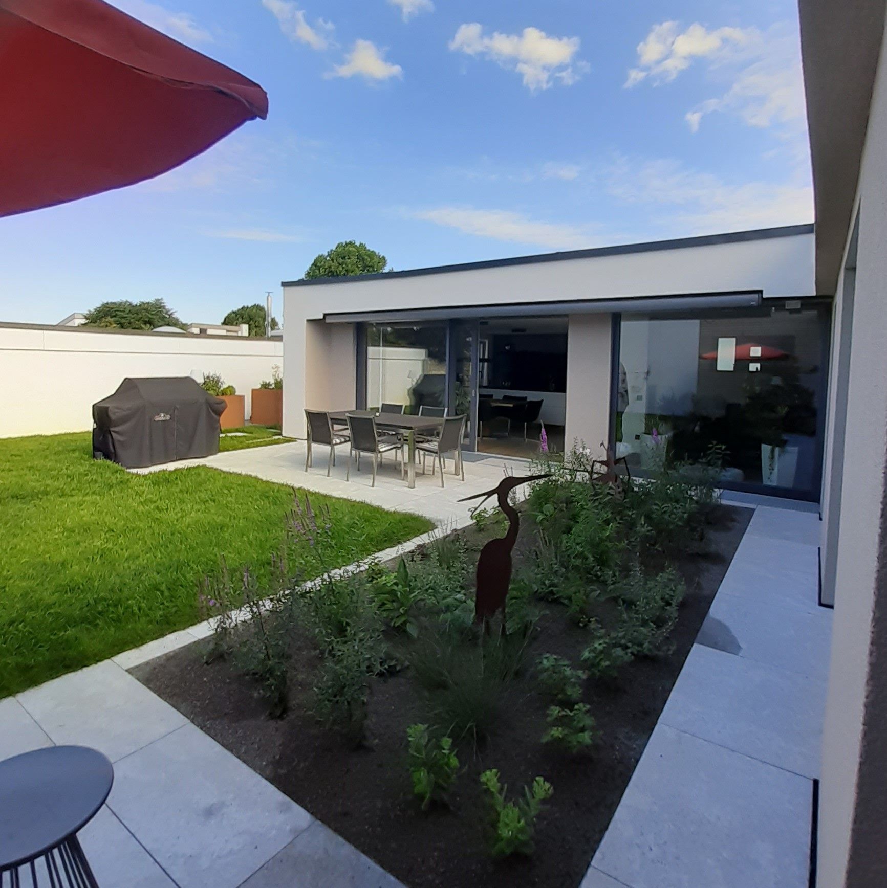 Der Hinterhof eines Hauses mit einem Tisch und Stühlen