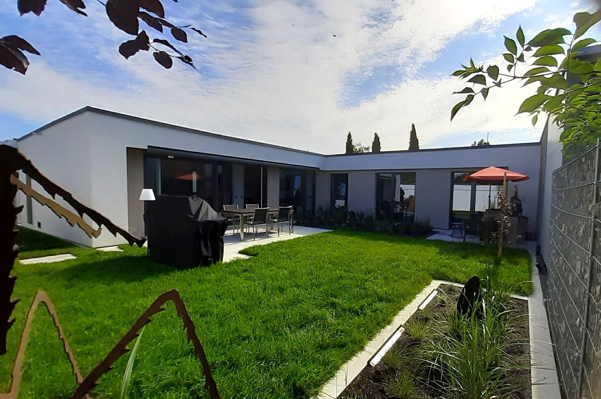 Ein Haus steht mitten auf einer Wiese