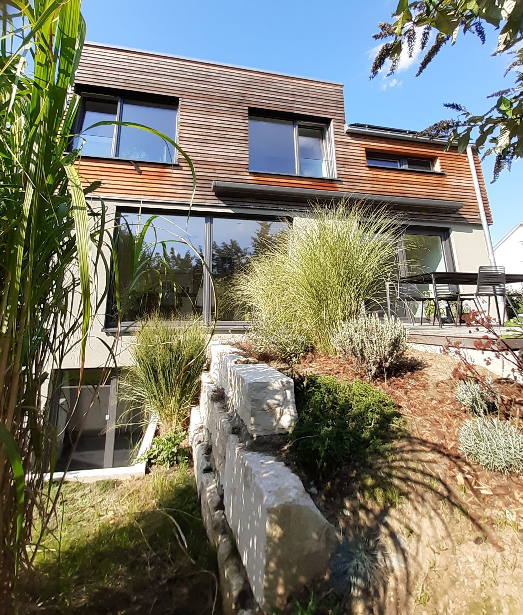 Ein Fensterplatz mit Blick auf einen Weinberg.