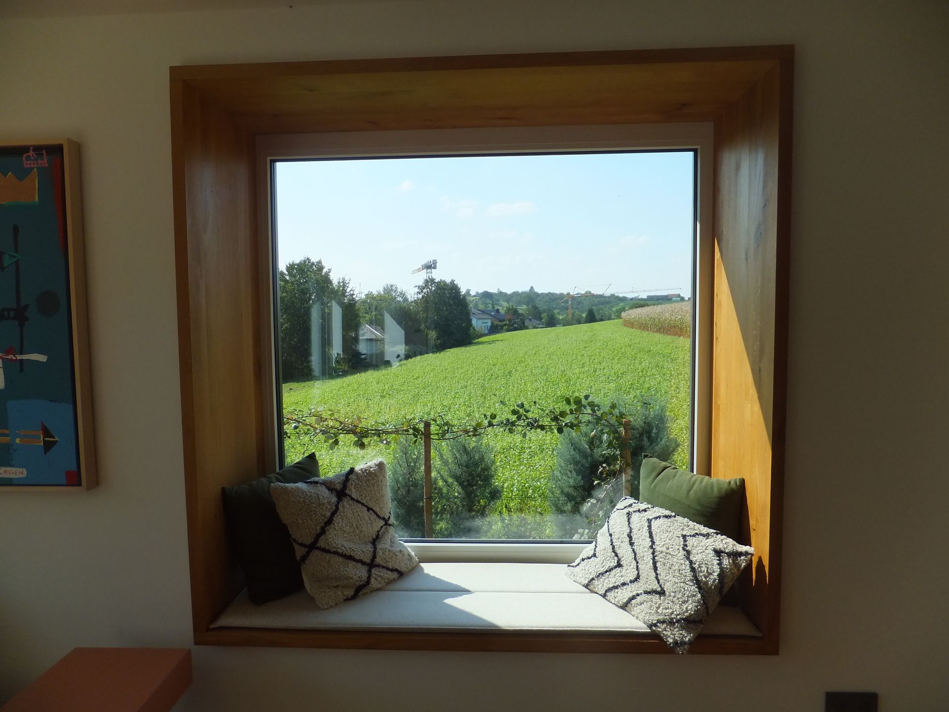 Ein großes Haus mit vielen Fenstern und vielen Pflanzen davor.