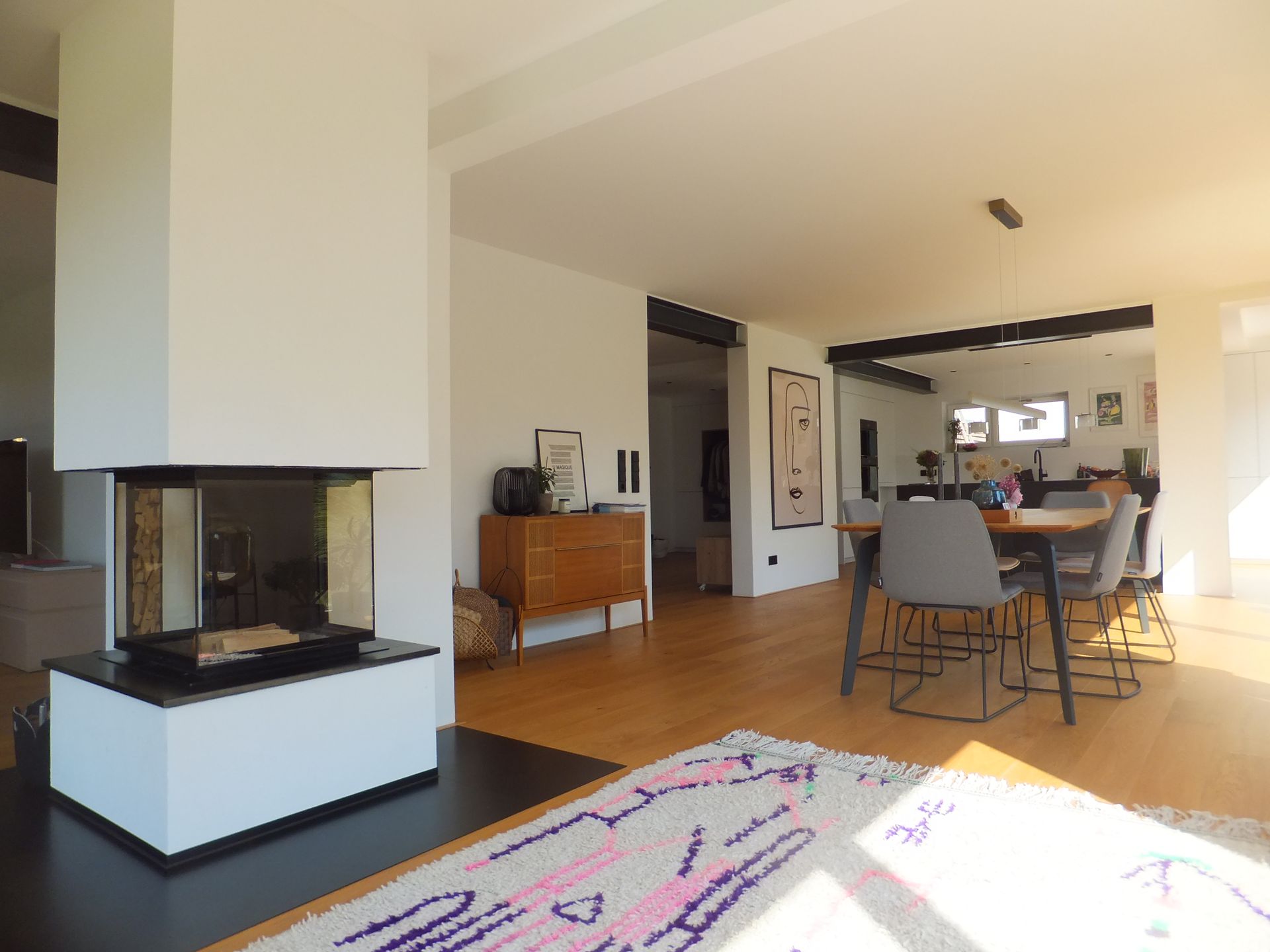 Eine schwarze Tür mit einer Holzwand dahinter