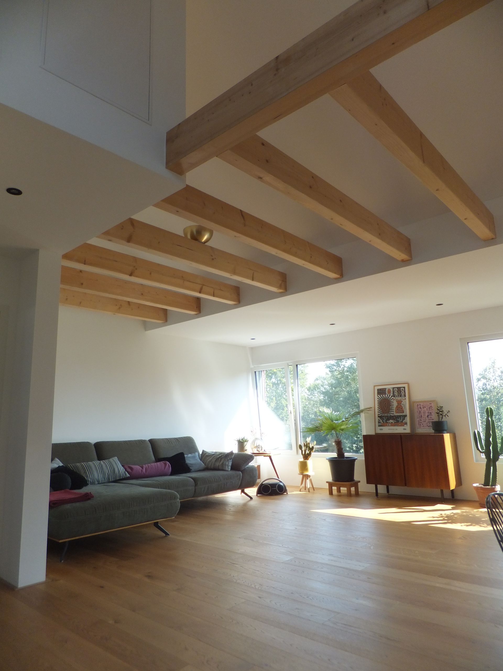 Ein Haus steht mitten auf einer grünen Wiese