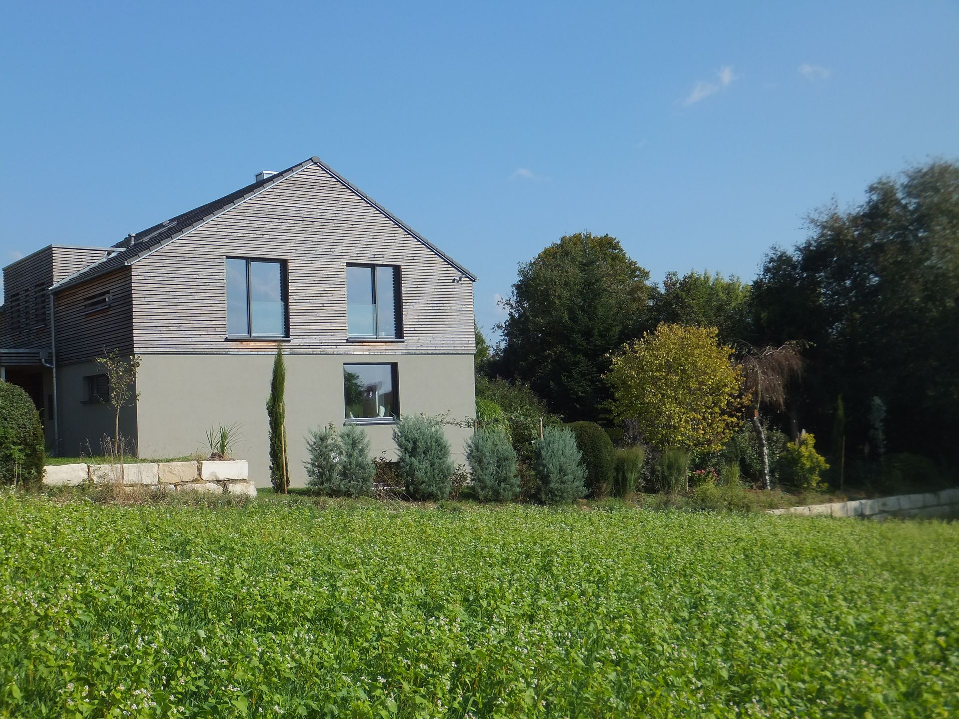 Ein Wohnzimmer mit Holzbalken und einer Couch