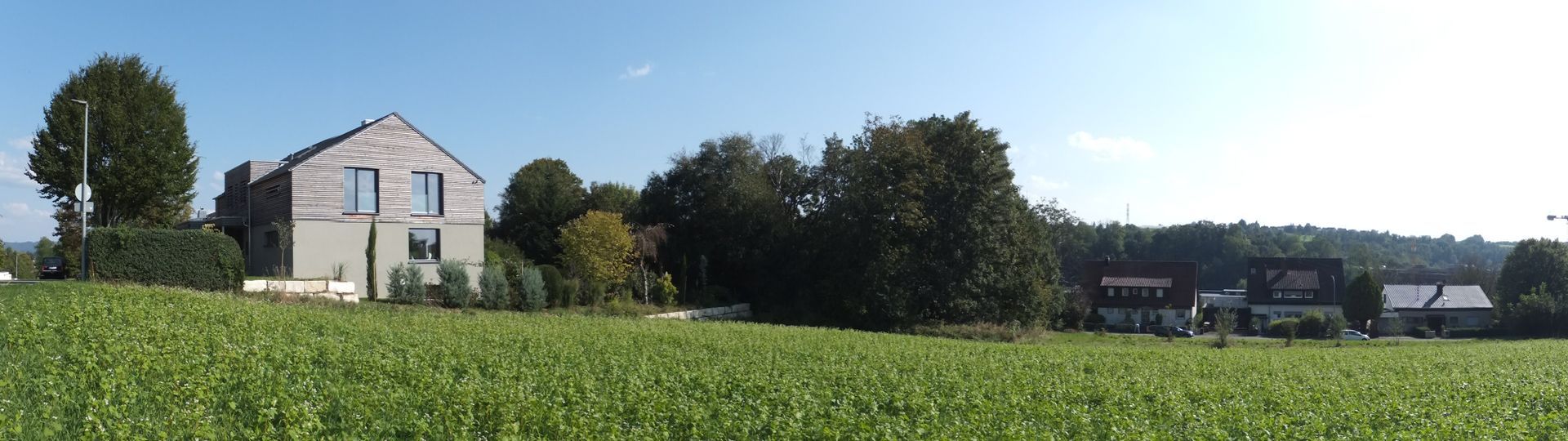 Ein Haus steht mitten auf einer Wiese