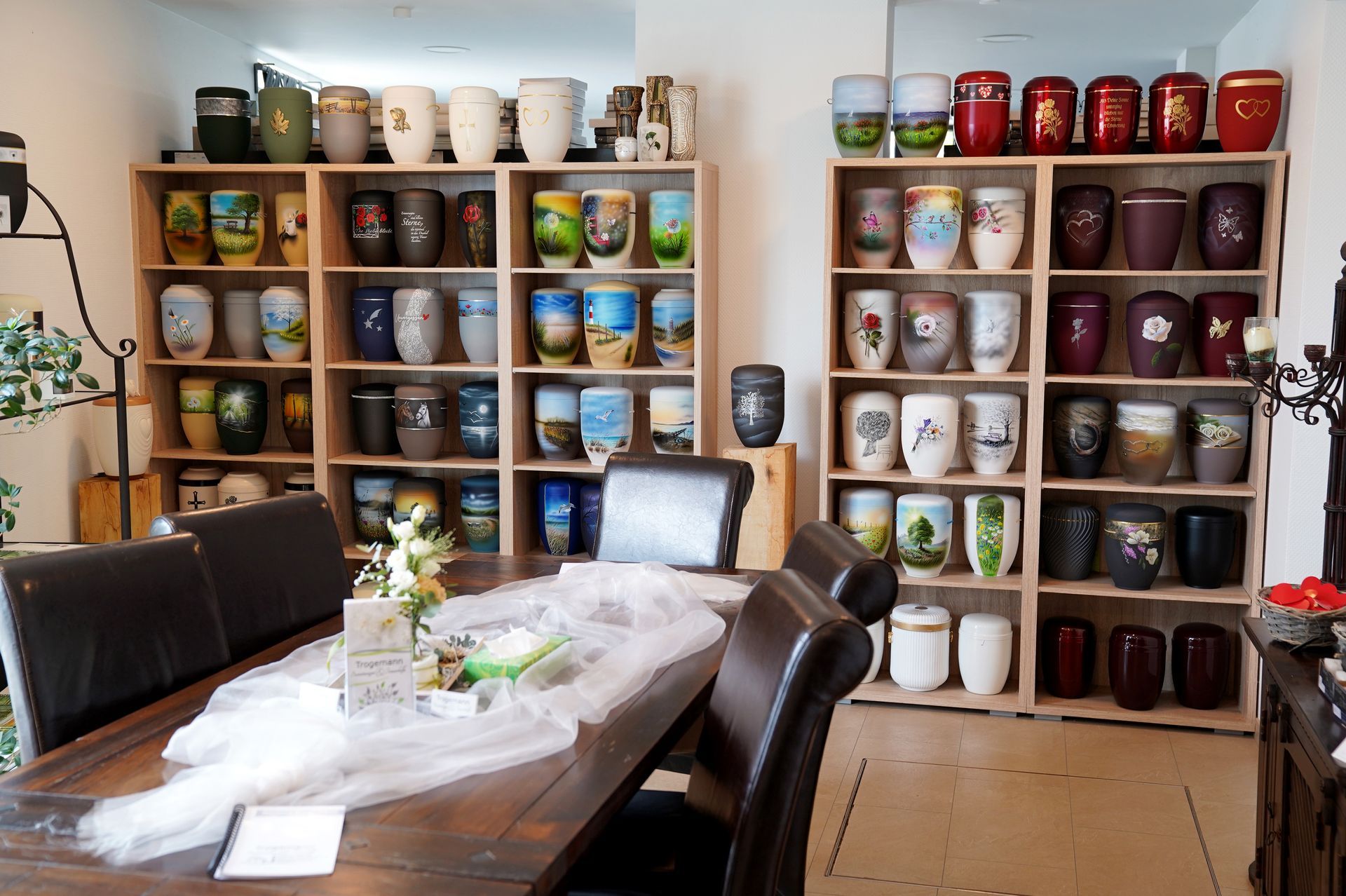 Beratungstisch und Schrank mit Urnen im Hintergrund