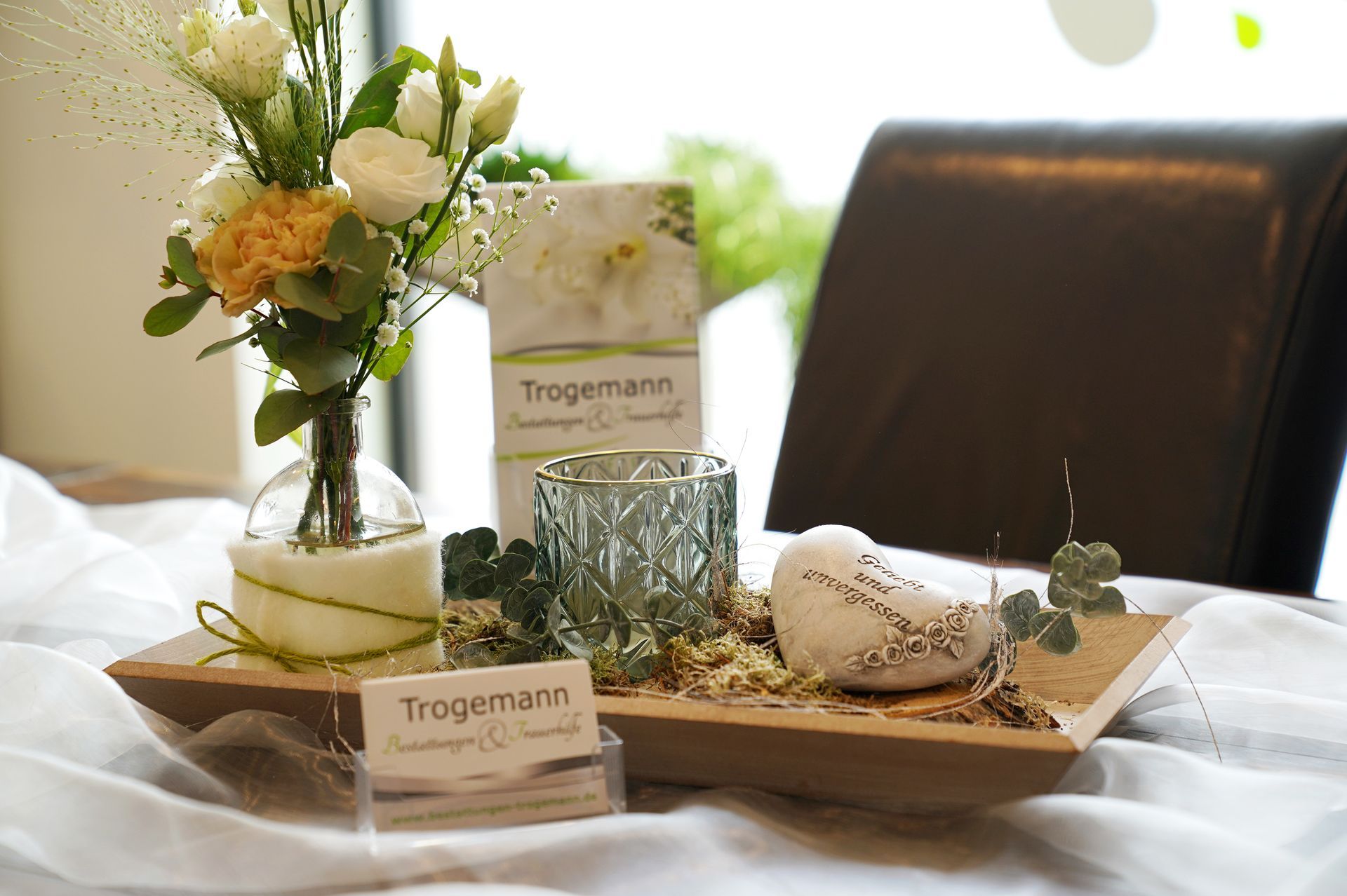 Tischdekoration mit Visitenkarten davor