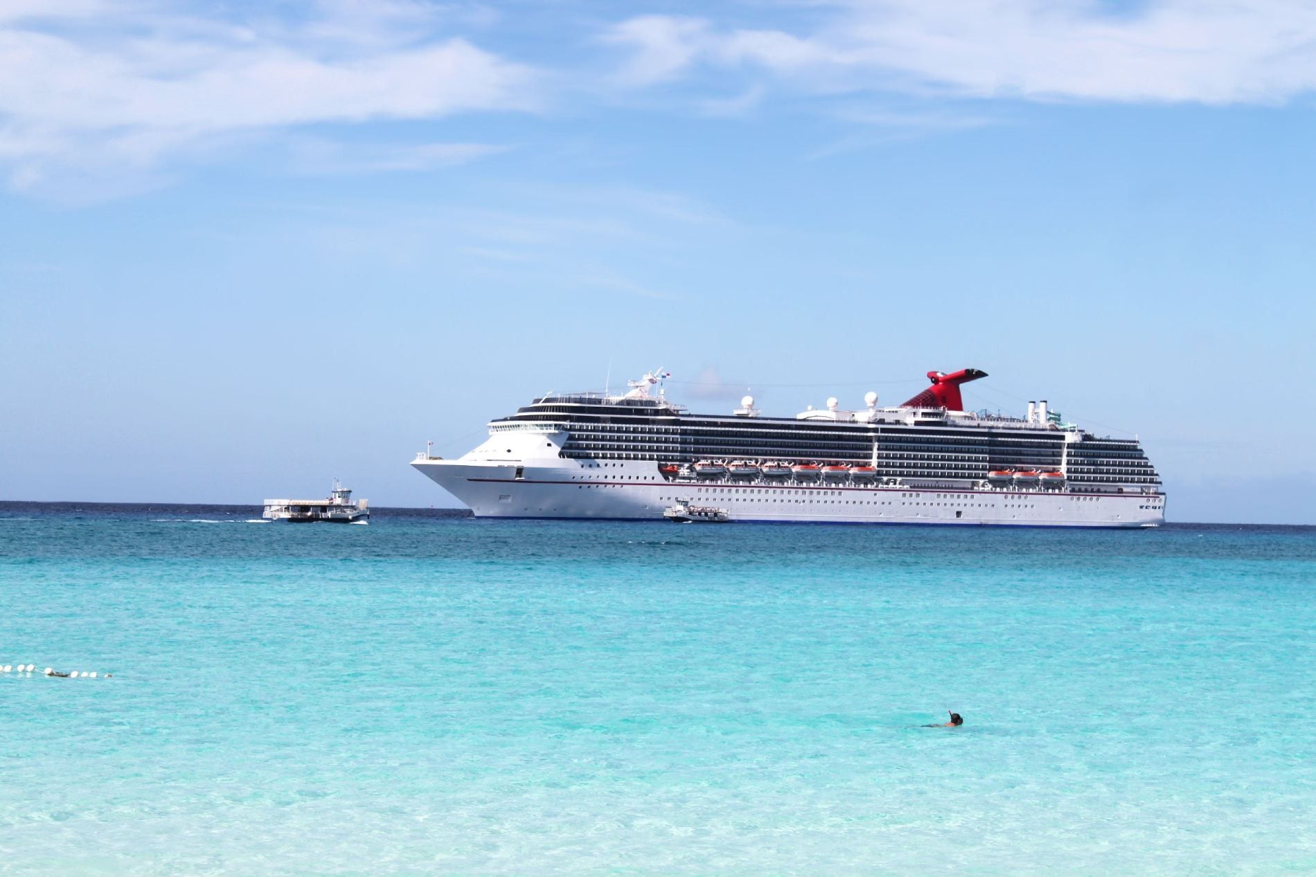 Un crucero está flotando sobre un cuerpo de agua.