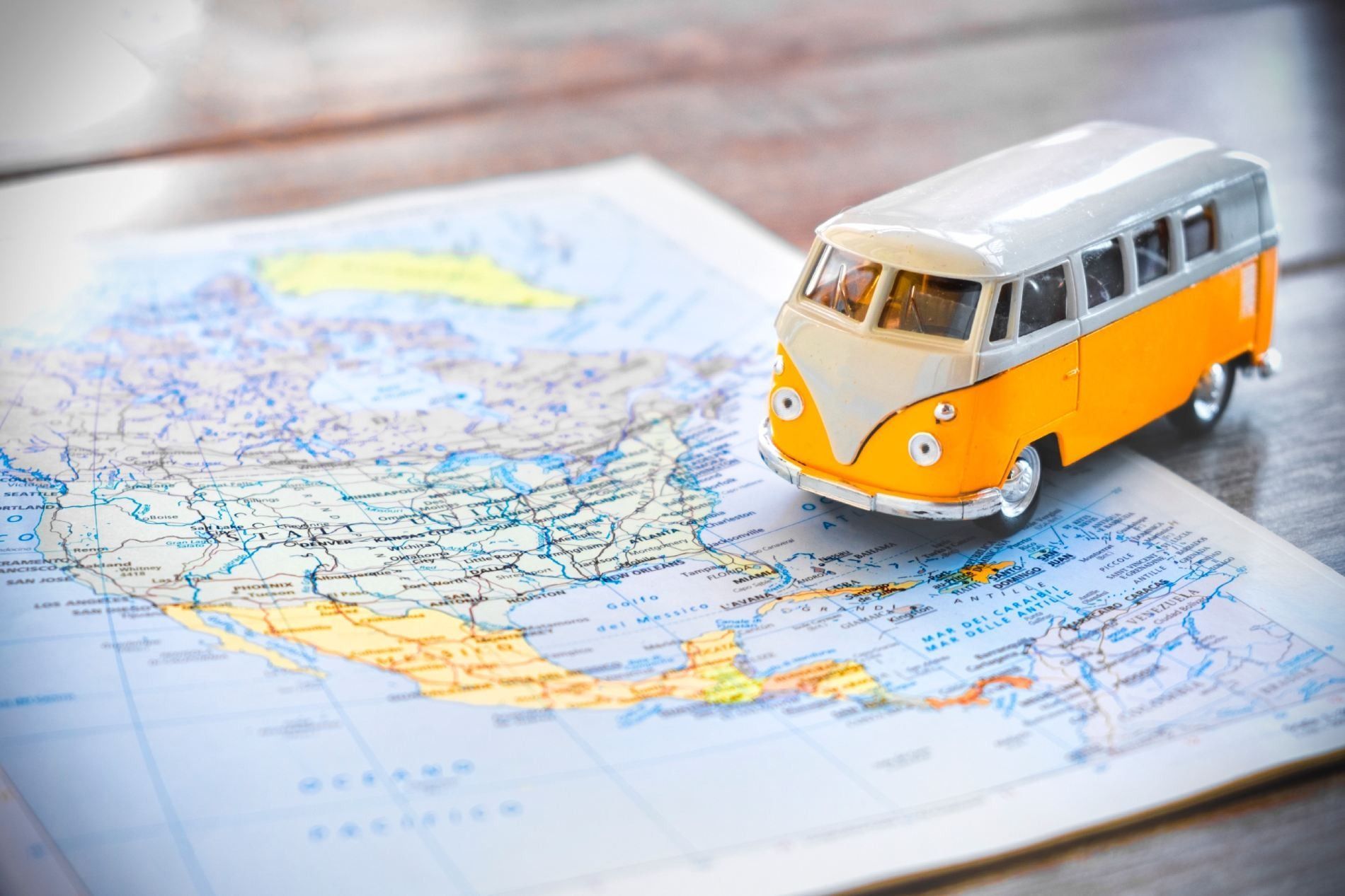 Una camioneta de juguete está encima de un mapa.