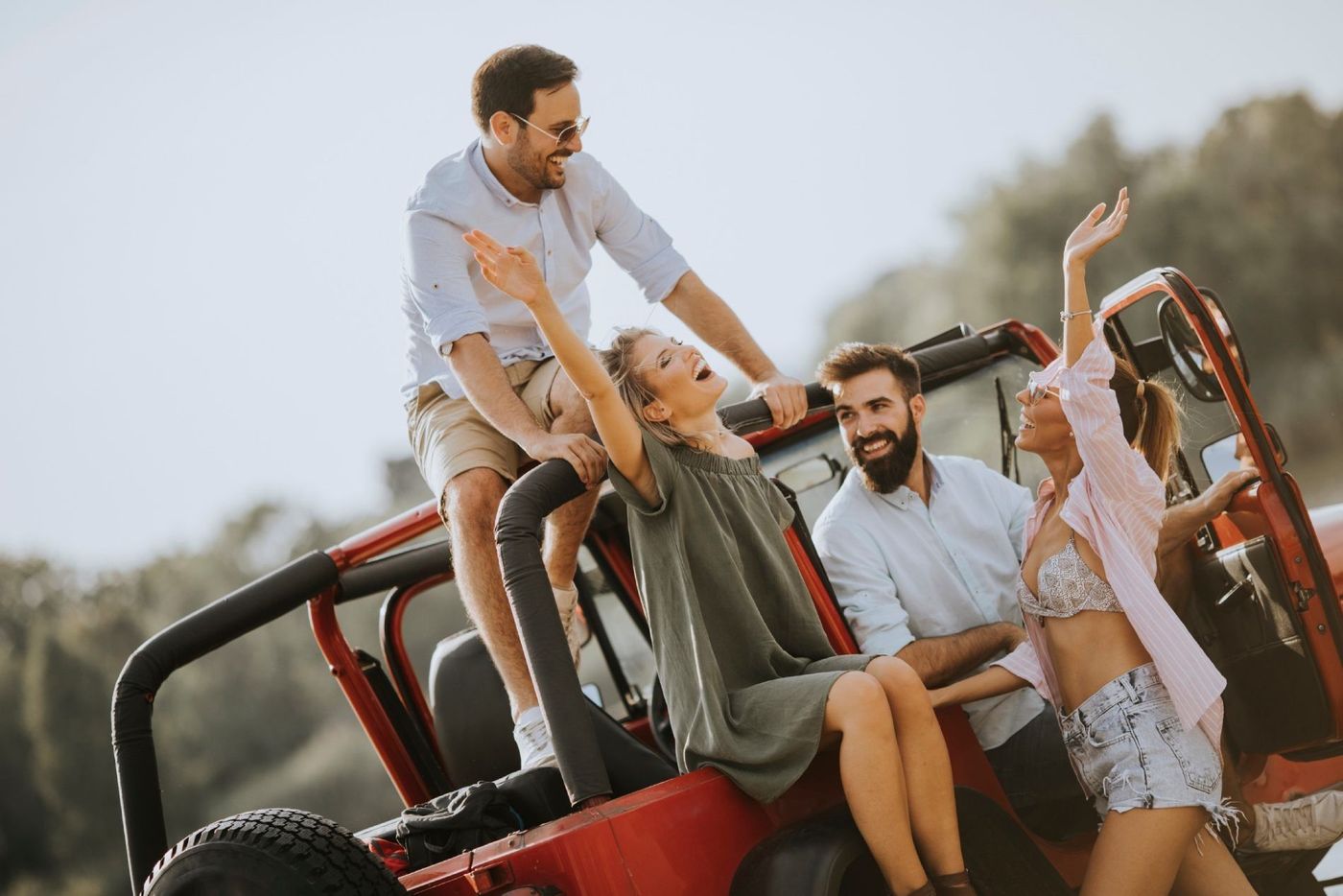 Un grupo de personas está sentado en la parte trasera de un jeep.