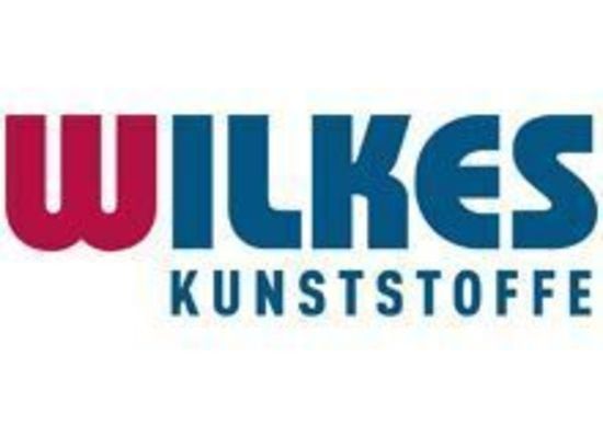 Ein blau-rotes Logo für Wilkes Kunststoffe