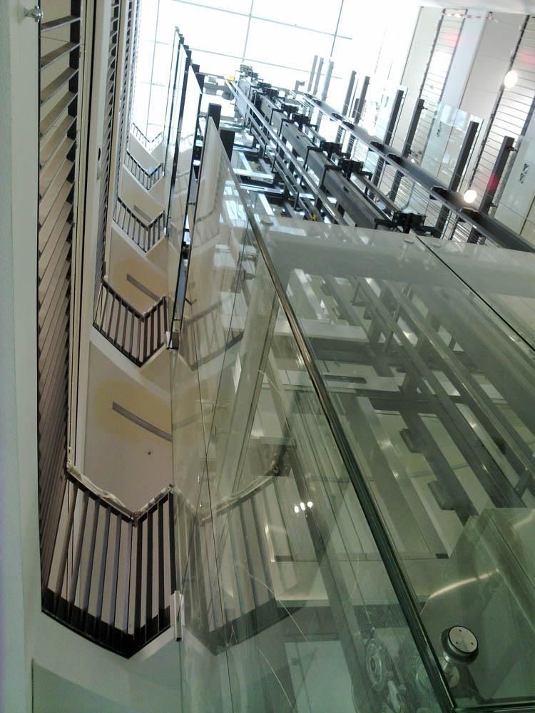 Eine Treppe in einem Gebäude mit einem Glasgeländer