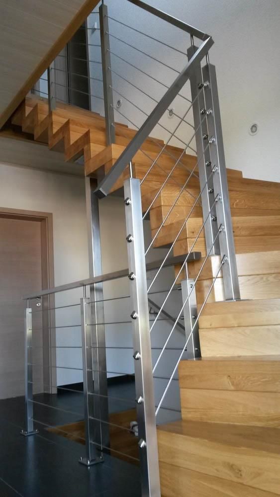 Eine Holztreppe mit Edelstahlgeländer