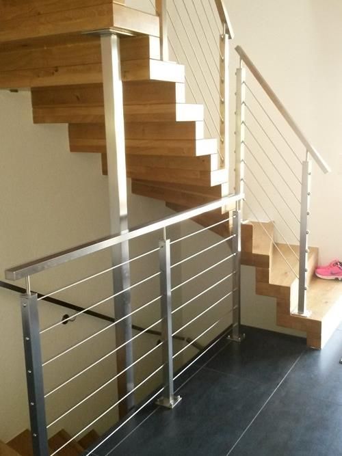 Eine Holztreppe mit Edelstahlgeländer