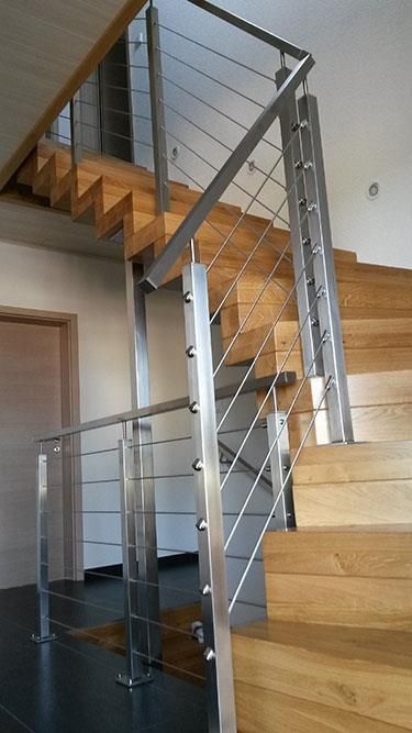 Eine Holztreppe mit Edelstahlgeländer