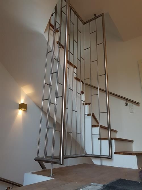 Eine Treppe mit Edelstahlgeländer und Holzstufen