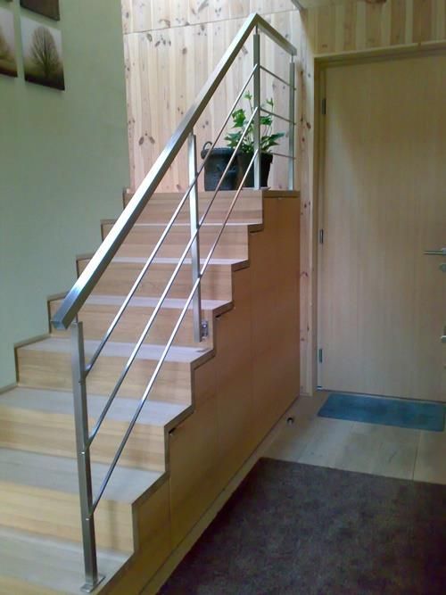 Eine Holztreppe mit Edelstahlgeländer