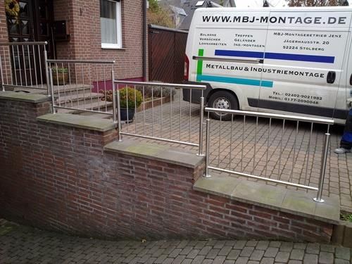 Ein weißer Lieferwagen mit der Website www.mbj-montage.de an der Seite